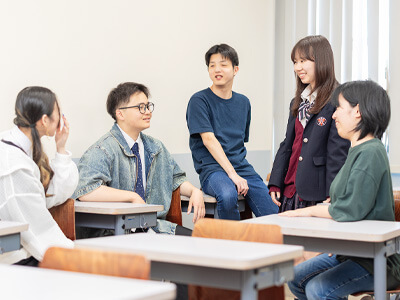 生徒が教室で話している様子