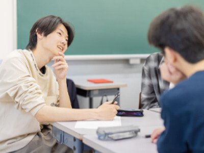 生徒が教室で話している様子