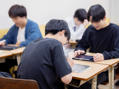 生徒が教室で勉強している様子