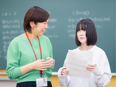 生徒と先生が話している様子