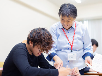 生徒が教室で勉強している様子