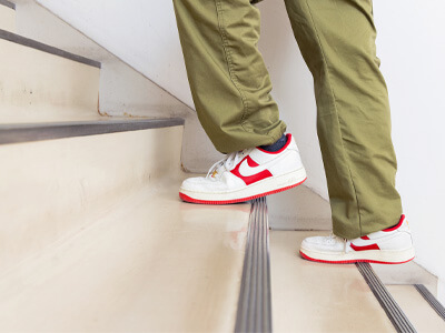 階段を上がってる足元