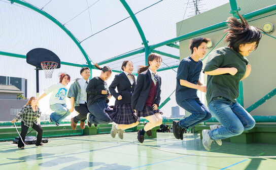 生徒が縄跳びしている様子