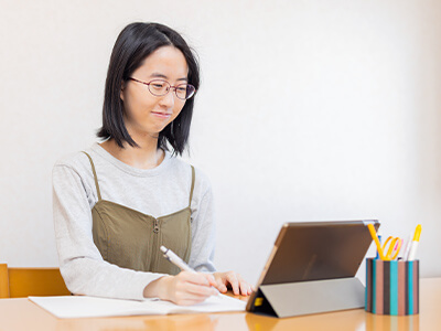 女性が勉強している画像