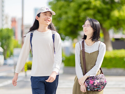 女性が歩いている様子