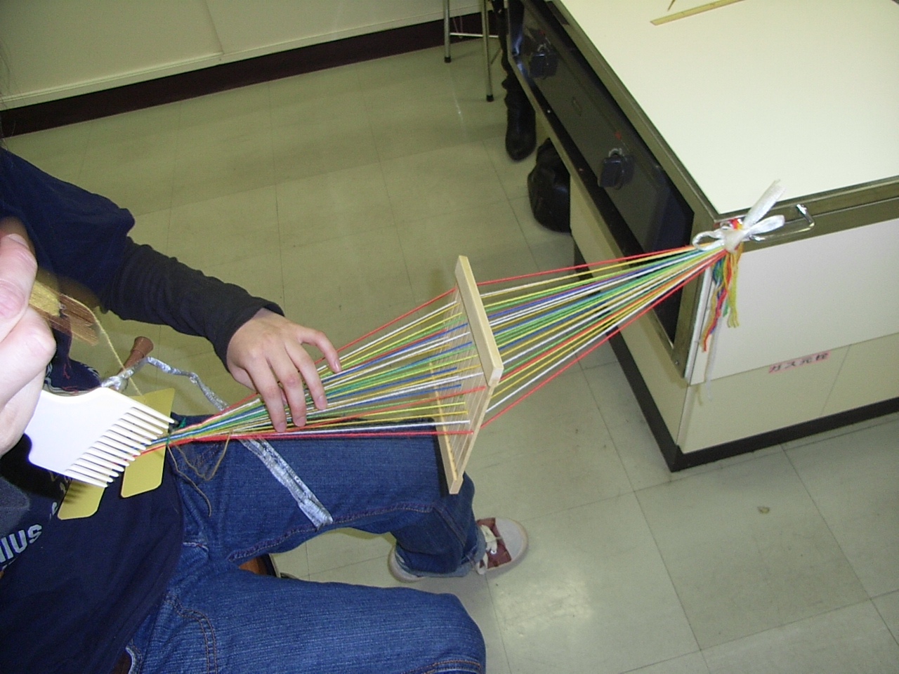 '09 総合的な学習の時間「織るのは簡単、Ｓａｍｉの紐を織ってみよう」